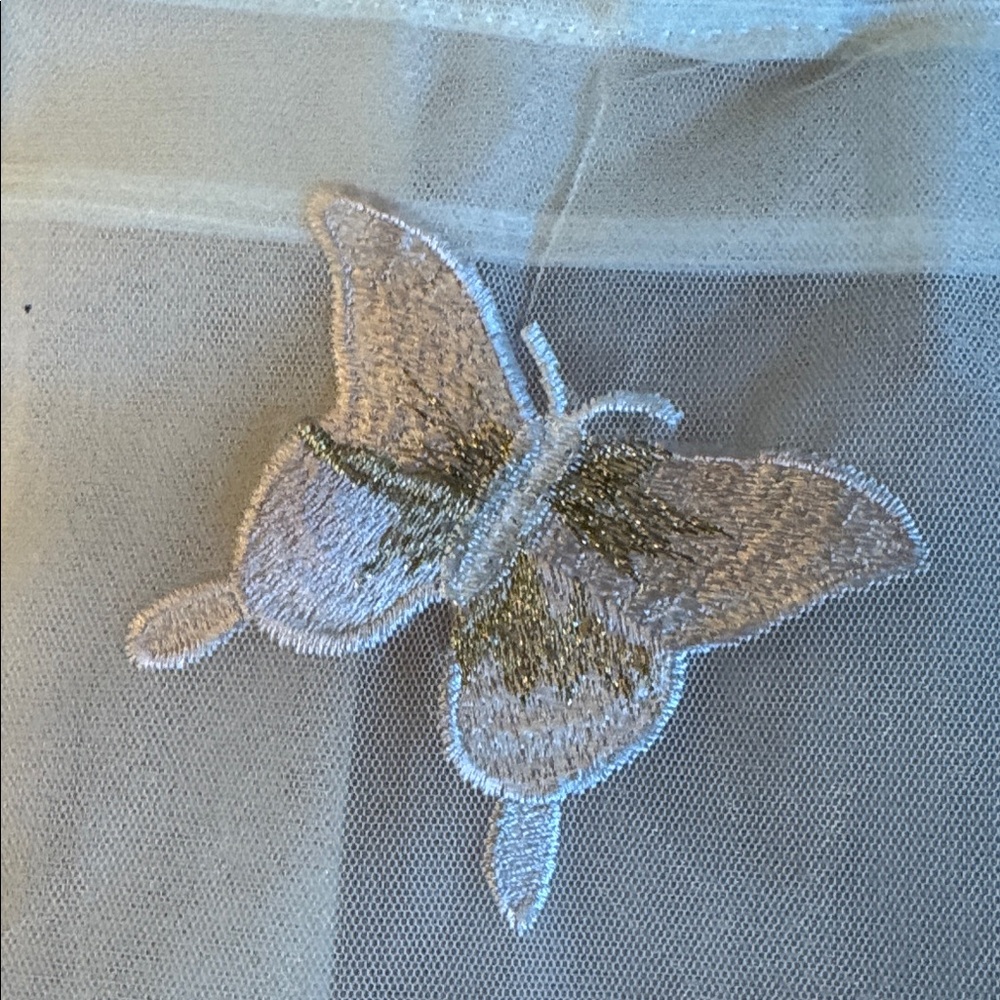 Elegant Dior Cream Tote Bag with Floral Embroidery - Picture 3 of 6